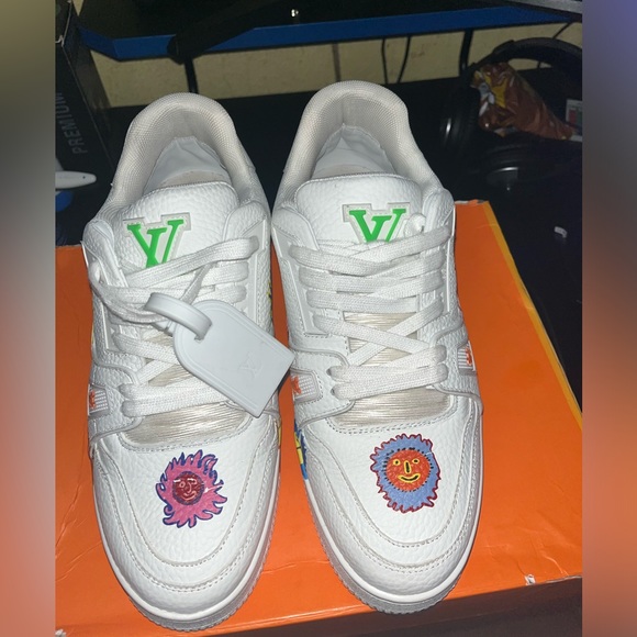 Lv - Picture 1 of 6